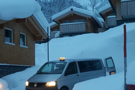 Hoteltransfer, Fotograf: Vjekosiav Domuz, The photo shows Hoteltransfertaxi in St. Anton am Arlberg.